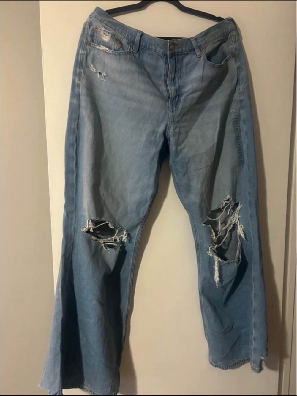 American Eagle Outfitters Strigid Low-Rise Baggy Flare Jeans - Light Blue